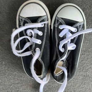 Toddler size 7, black converse, barely worn